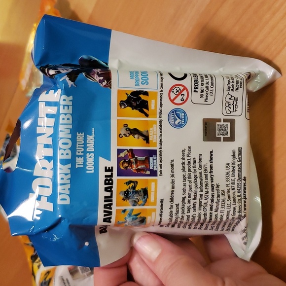 Attention FORTNITE fans! 4PK Collectible NEW - Picture 3 of 11